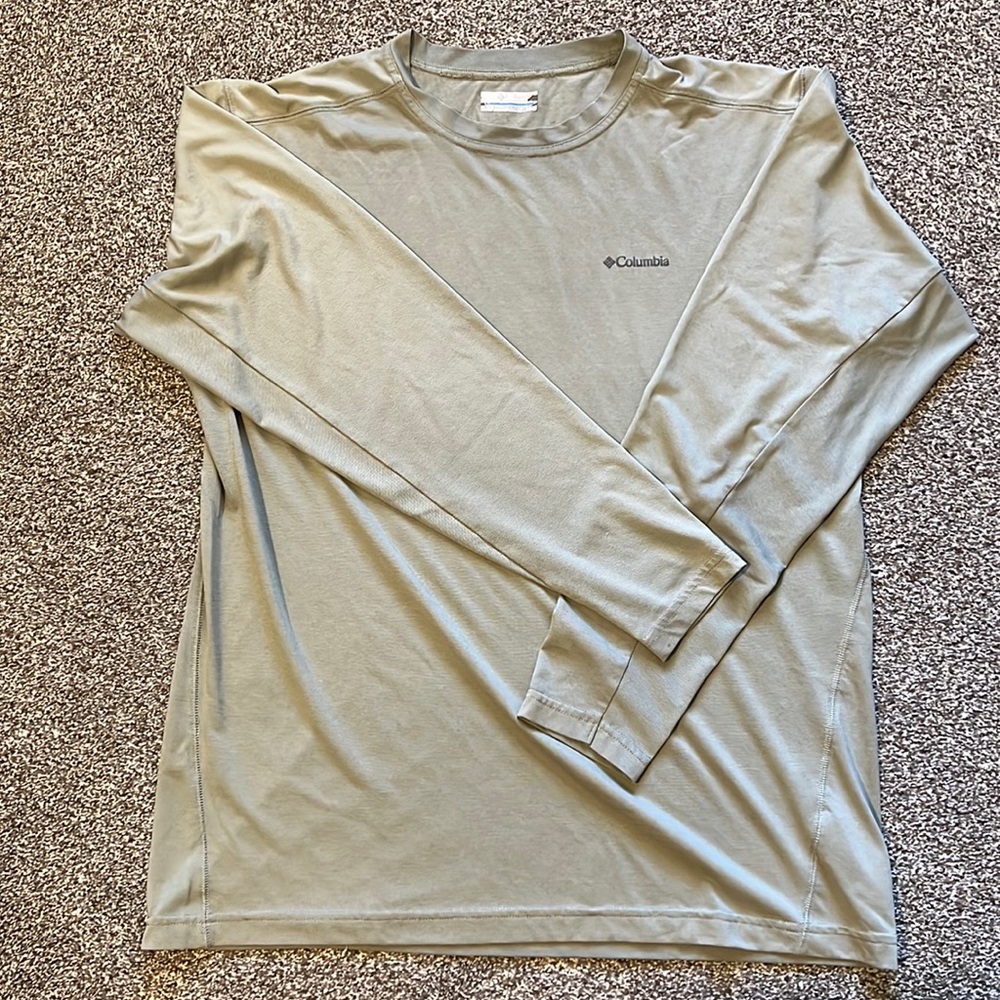 Men’s large Columbia long-sleeve omni-wick shirt.